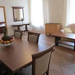 雷萨镇旁公寓